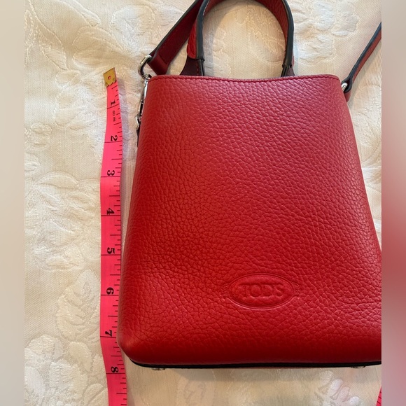 Tod's Red Pebbled Leather Crossbody Bucket Phone Bag - Picture 6 of 8